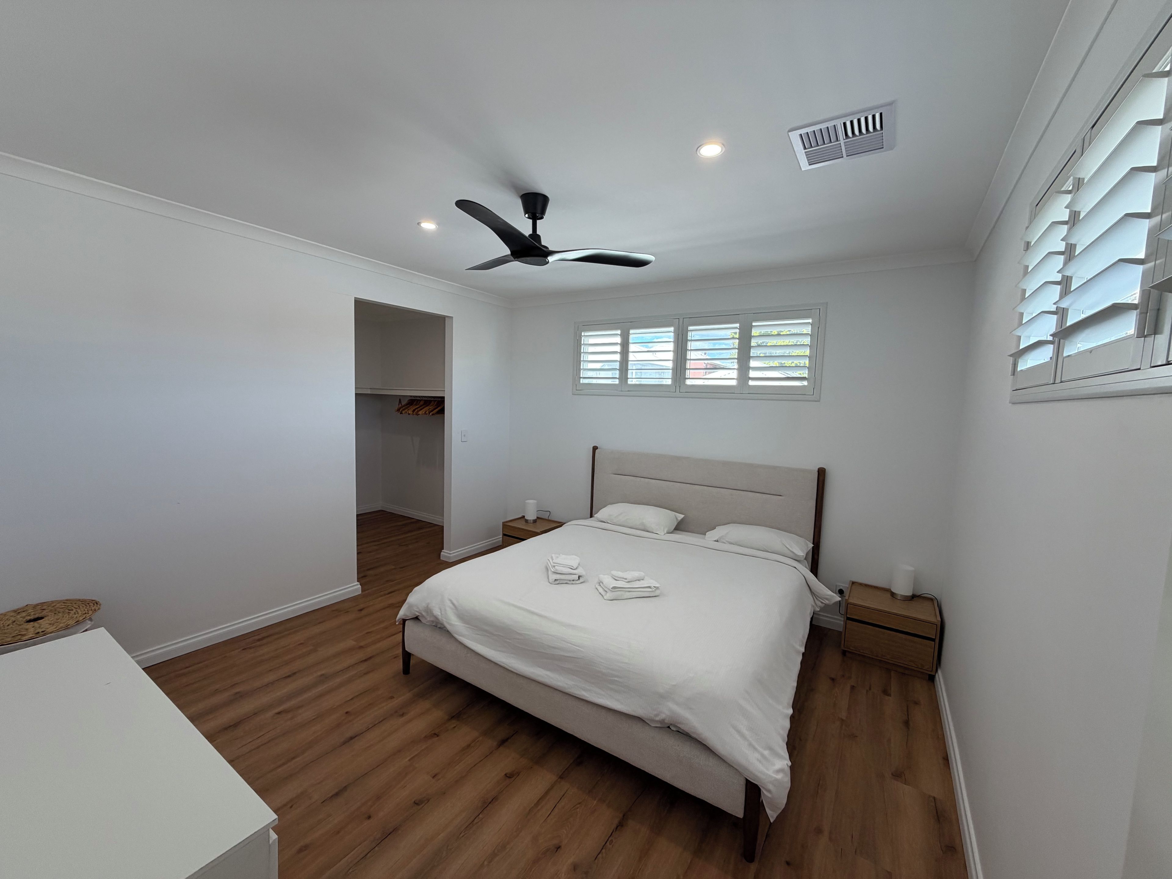 4 bedrooms, iron/ironing board, Internet, bed sheets