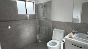 Shower, shampoo