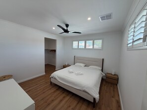 4 bedrooms, iron/ironing board, Internet, bed sheets