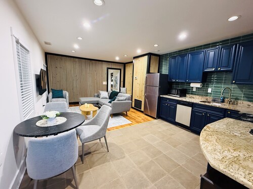 Fishtown 1 Bedroom + Detached Bonus bedroom, Private Outdoor Deck & Courtyard