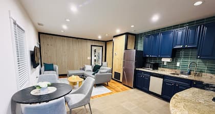 Fishtown 1 Bedroom + Detached Bonus bedroom, Private Outdoor Deck & Courtyard