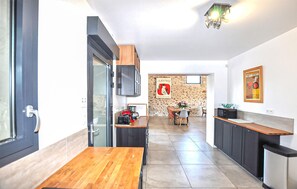 Wasserkocher mit Kaffee-/Teezubehör, Kühlschrank, Mikrowelle, Ofen