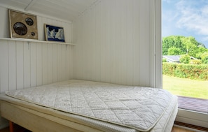 5 bedrooms, travel crib, WiFi (free)