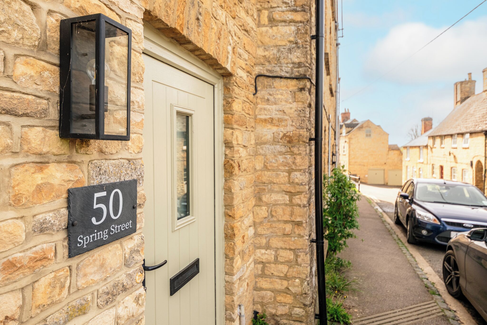 Un bâtiment en pierre avec une porte portant l’inscription « 50, rue Spring ».