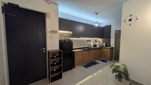 Réfrigérateur, micro-ondes, plaque de cuisson, bouilloire électrique