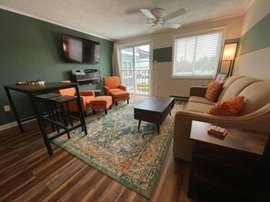 Living area - ML119 Cozy 1 bedroom first level condo in lovely Snowshoe (Snowshoe)