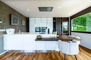 Coffee/tea maker, fridge, oven, cookware/dishes/utensils - Villa Émeraude (VEYRIER DU LAC)