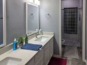 Shower, hair dryer, towels, shampoo - Nice! 2BR - Comm Pool - Fully Fenced Yard (Scottsdale)