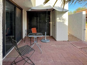 Outdoor dining - Nice! 2BR - Comm Pool - Fully Fenced Yard (Scottsdale)