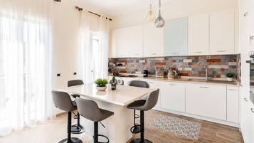 Luxury Apartment, 3 Bedrooms, Air conditioning, Park View | Dining