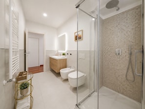 Appartamento Luxury, 3 camere da letto, aria condizionata, vista parco | Bagno | Set di cortesia gratuito, asciugacapelli, asciugamani, sapone