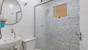 A bathroom with a sink, toilet, and a shower with a glass door. - Studio 07 com Wi-fi e Pr Ximo ao Shopping Tatuap (São Paulo)