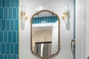 Hair dryer, towels, soap, toilet paper - Luxury 1 BR condo in South-End Boston, walk to Back Bay, Prudential, Copley (Boston)