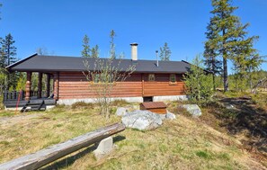 A log cabin with a porch, chimney, and a small shed. - Nice home in Tuddal with house a mountain view (Tuddal)