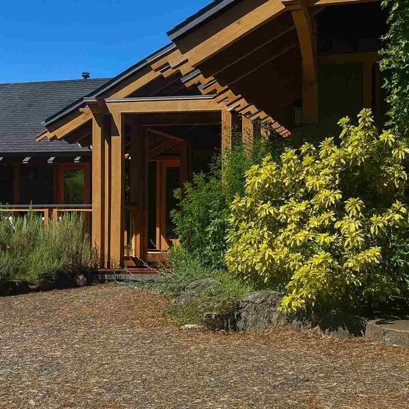 Exterior detail - 3-bedroom Craftsman house on Bowen Island, 20 minutes by ferry from Vancouver (Bowen Island)