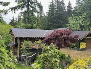 Exterior - 3-bedroom Craftsman house on Bowen Island, 20 minutes by ferry from Vancouver (Bowen Island)