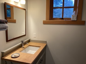 Bathroom - 3-bedroom Craftsman house on Bowen Island, 20 minutes by ferry from Vancouver (Bowen Island)