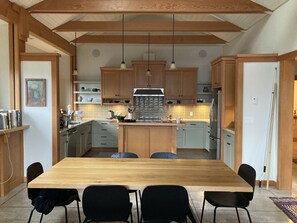 Dining - 3-bedroom Craftsman house on Bowen Island, 20 minutes by ferry from Vancouver (Bowen Island)