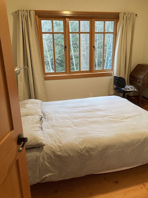 Room - 3-bedroom Craftsman house on Bowen Island, 20 minutes by ferry from Vancouver (Bowen Island)