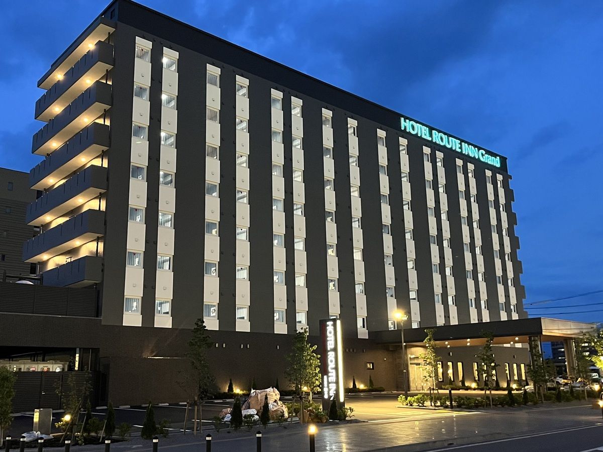 A multi-story hotel with a prominent sign reading 'HOTEL ROUTE INN Grand'.