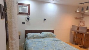 Une chambre à coucher avec un lit, une fenêtre, un bureau et une chaise.