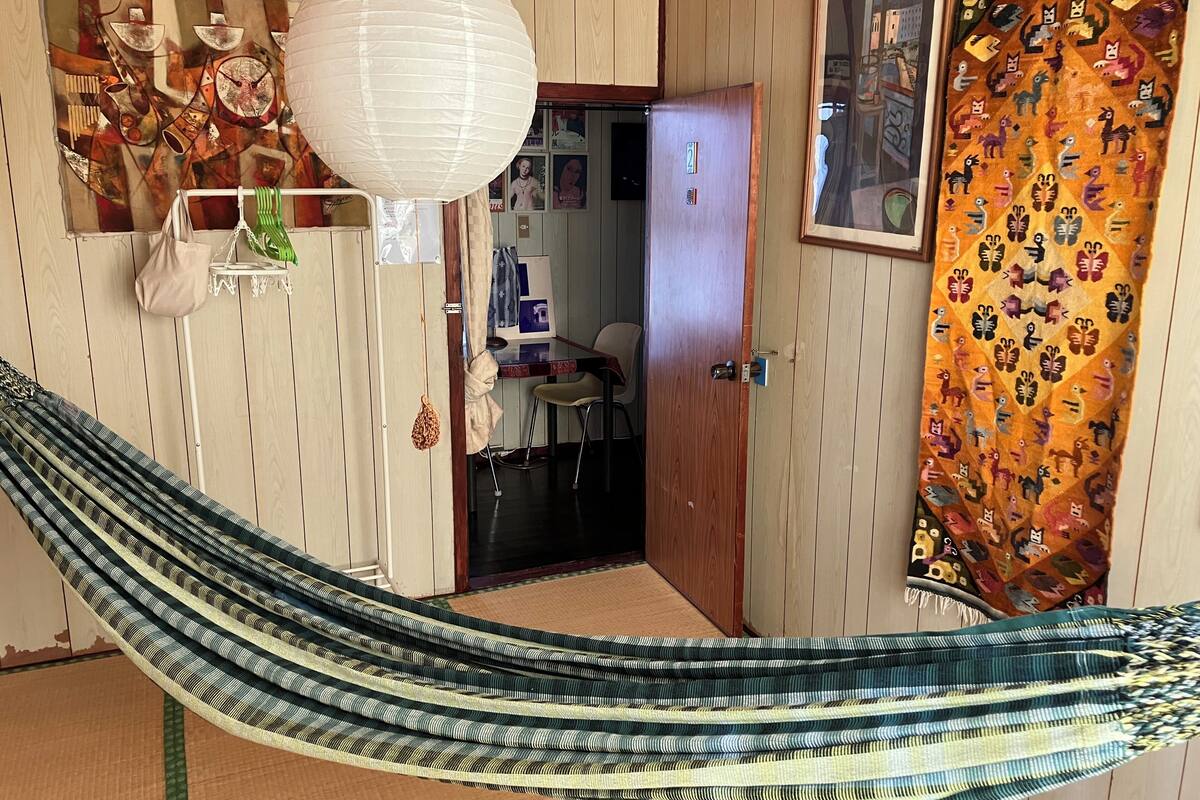 Basic enkelrum - utsikt mot trädgården (With Hammock) | Interiör