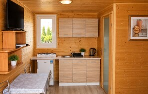 Wasserkocher mit Kaffee-/Teezubehör, Kühlschrank, Herdplatte