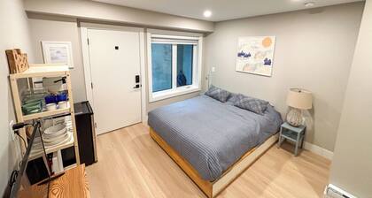 Modern studio in Vancouver with private bathroom, 15mn from downtown and airport