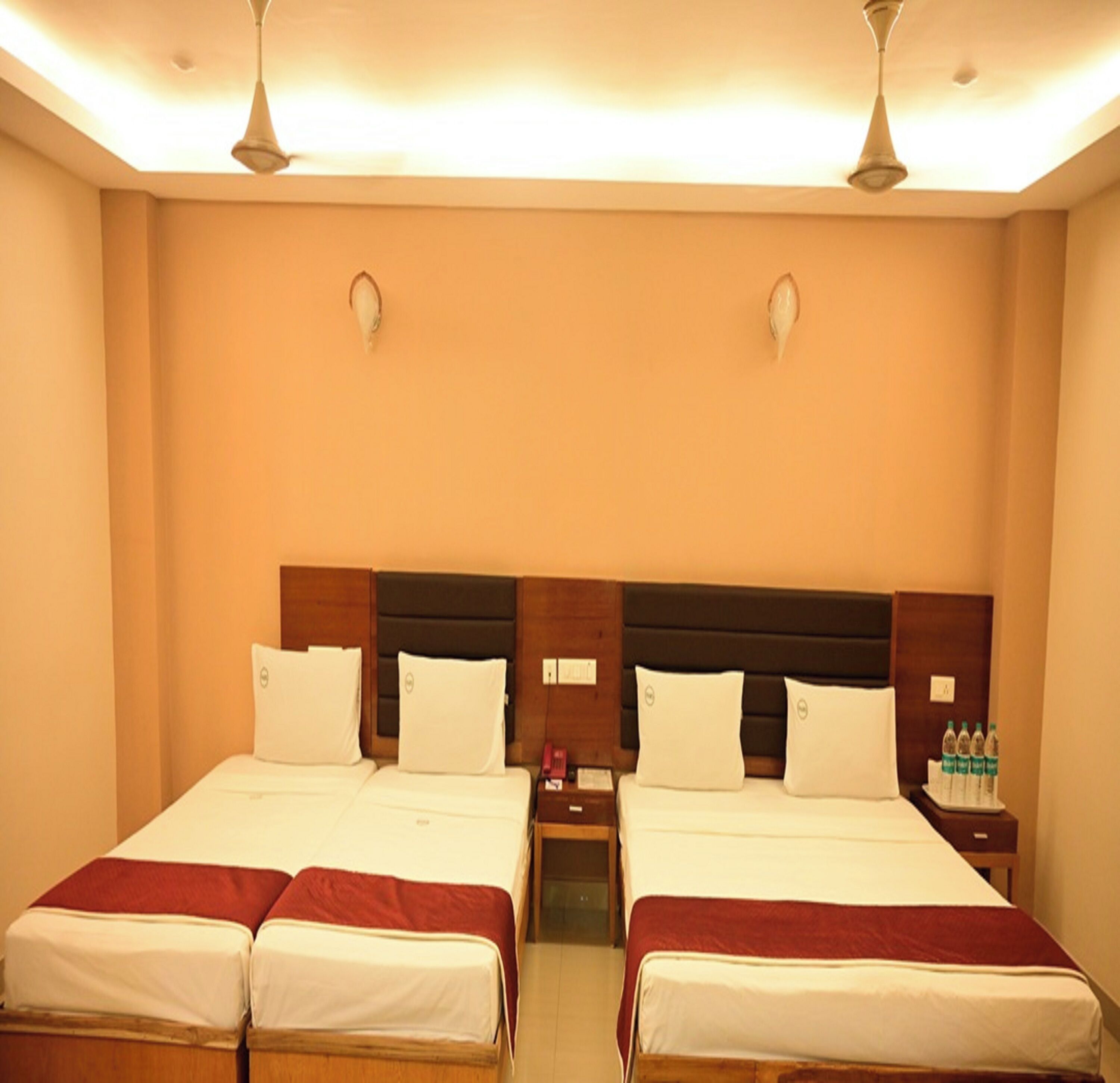 Family Room | Hypo-allergenic bedding, desk, free WiFi, bed sheets