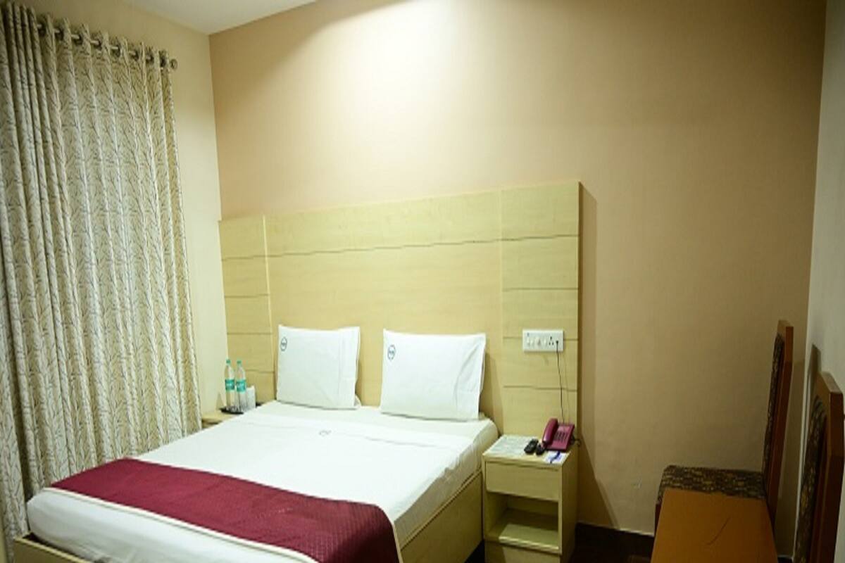 Hypo-allergenic bedding, desk, free WiFi, bed sheets