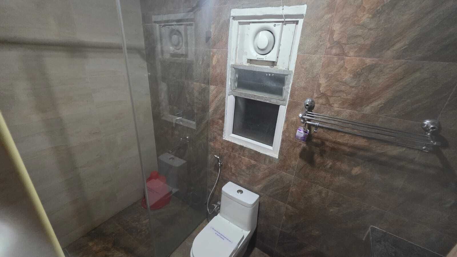 Executive Room | Bathroom | Shower, rainfall showerhead, towels, soap