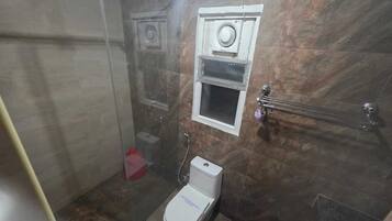 Executive Room | Bathroom | Shower, rainfall showerhead, towels, soap