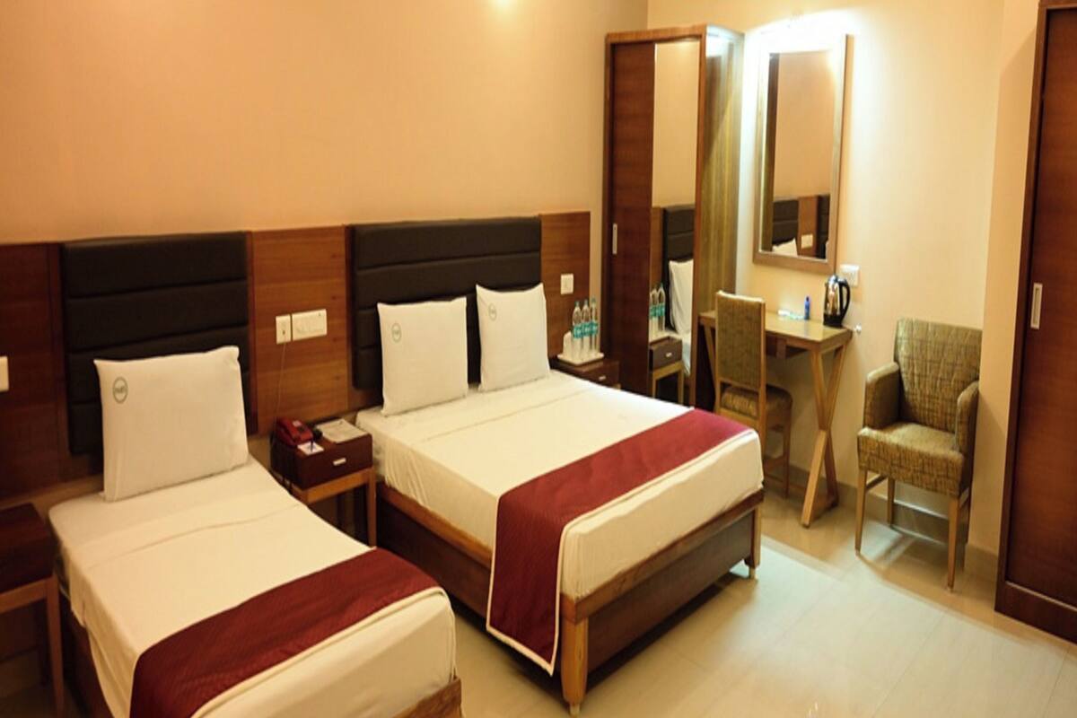 Hypo-allergenic bedding, desk, free WiFi, bed sheets