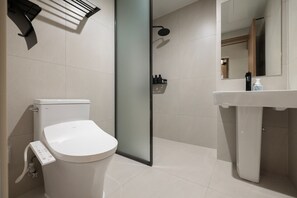 Superior kamer, 1 twee- of 2 eenpersoonsbedden, uitzicht op stad | Badkamer | Een haardroger, handdoeken, shampoo, toiletpapier