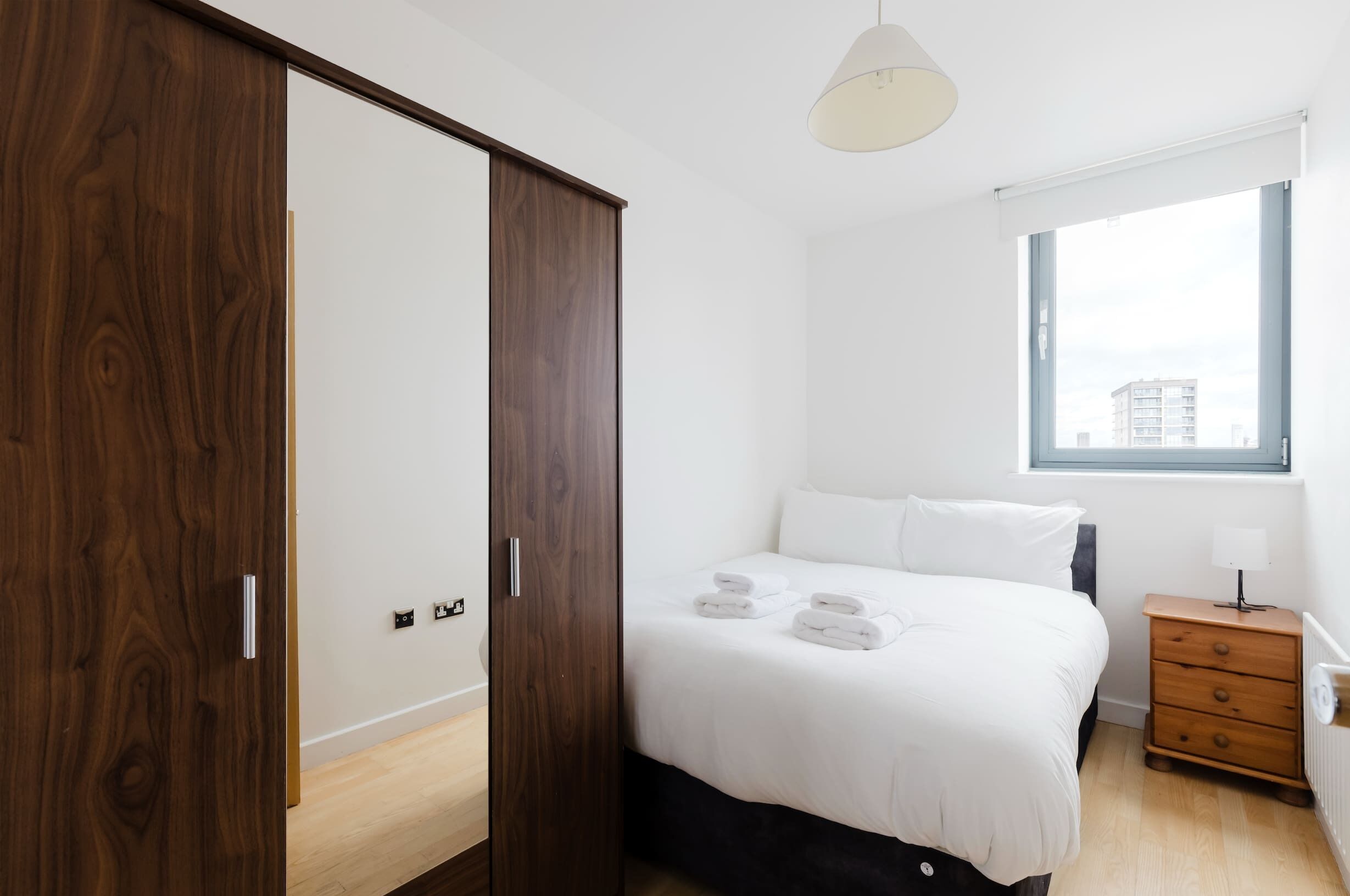 2 bedrooms, iron/ironing board, internet, bed sheets