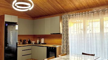 Cottage Confort, vue cour intérieure | Cuisine privée | Mini réfrigérateur, batterie de cuisine, vaisselle et ustensiles