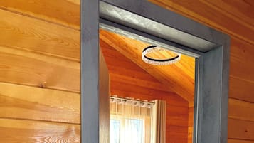 Cottage Confort, vue cour intérieure | Bureau, espace de travail pour ordinateur portable