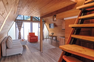 Family Chalet, Courtyard View | Living area