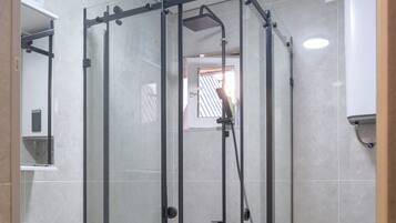 Comfort Cottage, Courtyard View | Bathroom | Shower, hair dryer, towels, soap