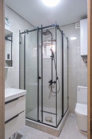 Comfort Cottage, Courtyard View | Bathroom | Shower, hair dryer, towels, soap
