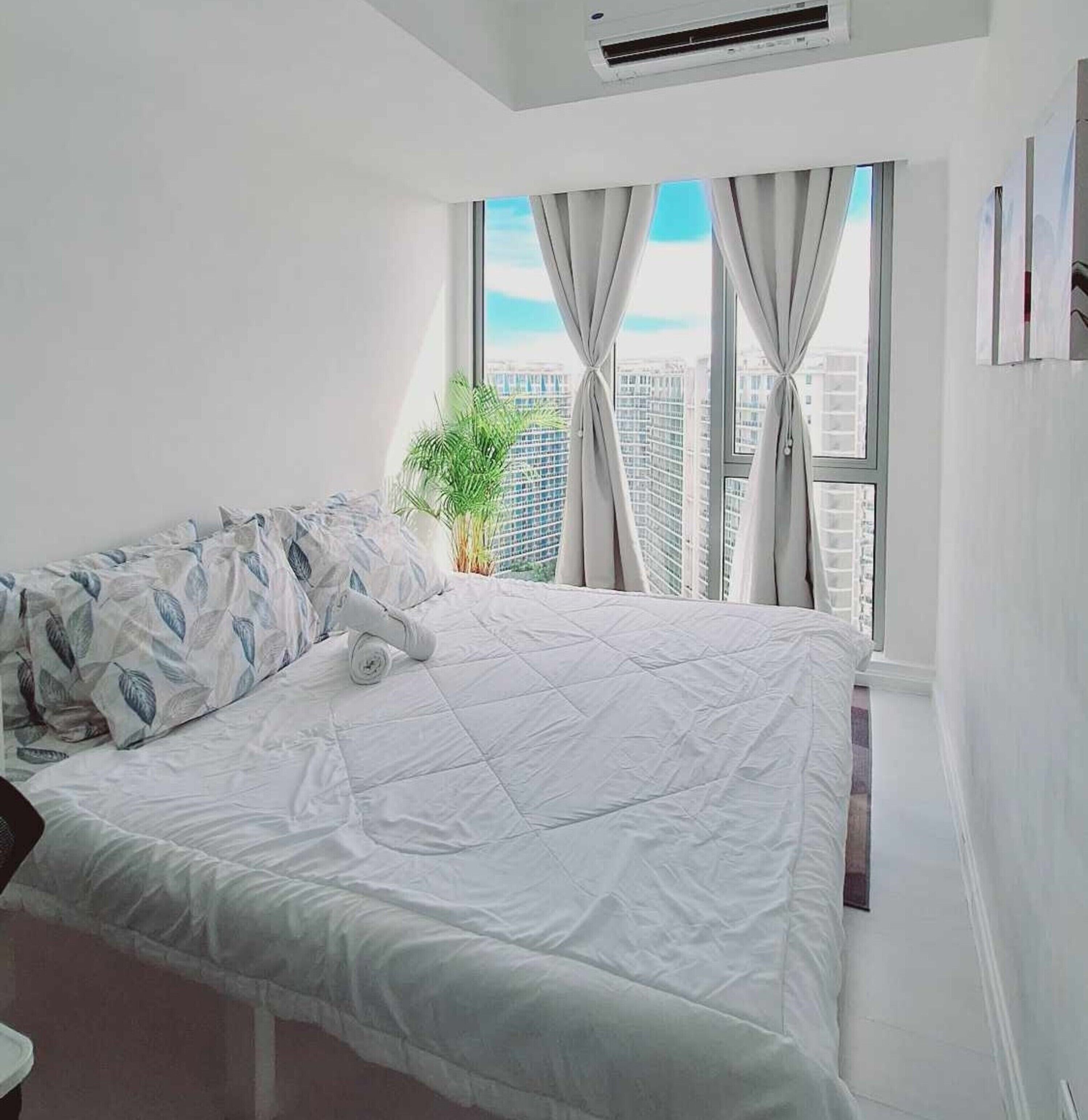 Signature Condo, 2 Bedrooms, City View | Peti besi dalam bilik, meja, ruang kerja komputer riba, Wi-fi percuma 