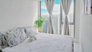 Signature Condo, 2 Bedrooms, City View | Peti besi dalam bilik, meja, ruang kerja komputer riba, Wi-fi percuma 