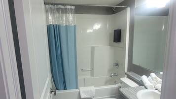 Sèche-cheveux, serviettes fournies, savon, papier toilette