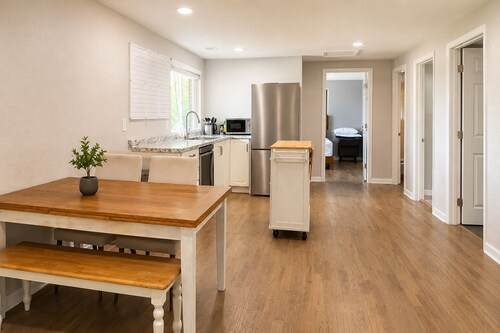 1,100 sf Spacious Cozy 2BR Near Denver DT, Red Rocks, and Rockies!