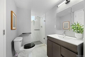 Bathroom - 1,100 sf Spacious Cozy 2BR Near Denver & Mountains (Arvada)