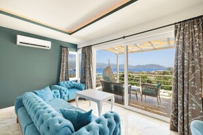 Habitación doble superior, vista al mar | Área de sala de estar
