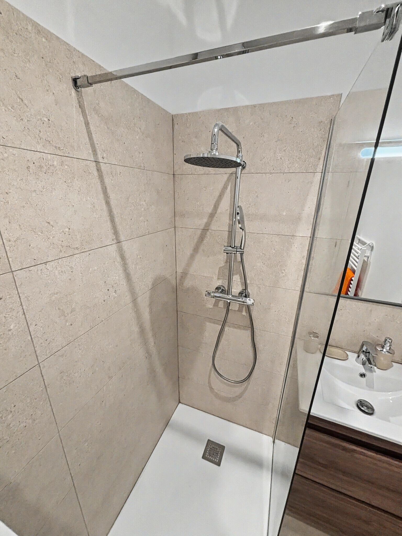 Douche, serviettes fournies, savon, papier toilette