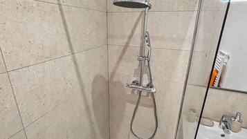 Douche, serviettes fournies, savon, papier toilette