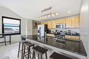 Coffee/tea maker, fridge, microwave, oven - Urban Loft Living in Downtown Detroit & Gym (Detroit)