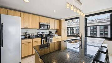 Coffee/tea maker, fridge, microwave, oven